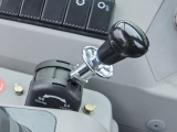 【停車製動手柄】標配輔助刹車，安全性高，駐車製動製動力大小可調，環境適應性強。