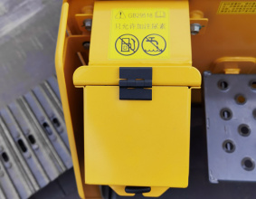 【尿素箱】EC200配置了30L尿素箱，轻松加注尿素，通过向后处理系统SCR喷射尿素，可有效减少尾气排放中的氮氧化物，绿色环保。