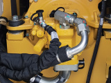 【高效省油】卡特彼勒305.5E2搭载了全新液压控制系统，减少了寄生载荷，降低了泄漏风险，提高了燃油经济性，油耗更低。