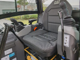 【悬浮座椅】舒适的悬浮座椅，即使操作手长时间作业，都不易感到疲惫，保证整个施工期间的工作效率。