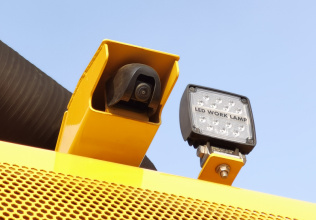 【360全景摄像头】操作者可以无死角监控周边环境，视野开阔，安全驾驶。