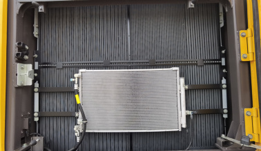 【散热系统】EC500国四性能版对冷却模块进行了升级，升级至破碎锤规格车同等散热能力。新增了风扇反转功能，轻松吹出散热模块中的杂物。