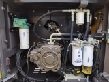 【泵室】滤芯集中布置，在地面即可轻松完成保养，液压系统采用全电控液压系统，燃油效率提升约10%。