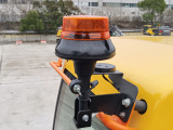 【旋轉警示燈】標準配置旋轉警示燈，提高在場地工作時的安全性。