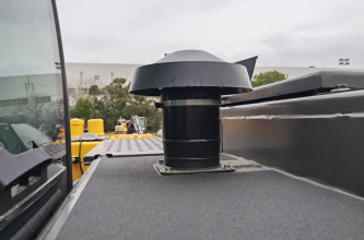 【空气滤清器】空气过滤系统采用3级过滤，新增雨帽，保证进气清洁，保护发动机。