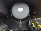 【空氣濾清器】空氣過濾係統采用3級過濾，標準配置氣旋式預濾器，保證進氣清潔，保護發動機，並且便於維護保養。