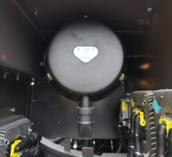 【空气滤清器】空气过滤系统采用3级过滤，标准配置气旋式预滤器，保证进气清洁，保护发动机，并且便于维护保养。