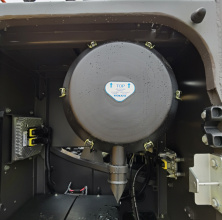 【空气滤清器】空气过滤系统采用3级过滤，标准配置油浴式预滤器，保证进气清洁，保护发动机，并且便于维护保养。