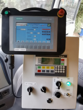 【操控系统】驾驶室配置控制盒、操控触摸屏，实现锥桶自动收放远程操作， 所有功能操作均在驾驶室内完成。