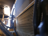 【冷却系统】1、模块化设计的冷却系统，可同时对发动机冷却液、液压油、中冷器和空调冷凝器进行散热，实现水温、油温热平衡，从而更好地保证机器持续稳定的工作；
2、散热器位于驾驶室后端，吸风式散热风扇；发动机倒置布置，有利于降低驾驶室温度；
3、独立的液压、中冷及发动机水冷散热系统，确保整机在外部温度为49℃情况下正常运行。