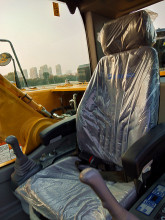 【座椅】一体化悬浮式座椅，两级滑到设计调整范围更大，满足不同操作人员的需求。采用层叠阻尼式减震装置，能有效抵消不良震动，有效减轻驾驶员疲劳度。