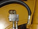 【升降平稳可靠】工作装置升降油缸采用平衡阀锁油方式，其升降更平稳可靠。