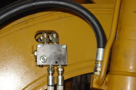 【升降平穩可靠】工作裝置升降油缸采用平衡閥鎖油方式，其升降更平穩可靠。