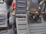 【破碎踏板】在安裝屬具的條件下，打開鎖定杆，實現對液壓屬具的控製。
