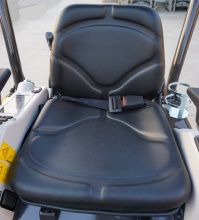 【防水座椅】耐用性防水座椅，确保座椅在长期暴露于风吹日晒的条件下不易老化，标配安全带。