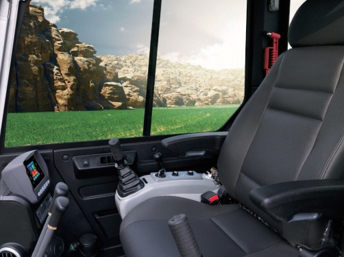 【安全舒适驾驶室】符合世界标准（TOPS /ROPS ）的安全驾驶室，保护机手安全。航空式豪华座椅，抗疲劳，带给您更舒适的驾驶体验。