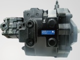 【高效液压系统】同等机型中最大液压泵，独特三泵合流液压技术，具有快速、强劲、流畅的作业特点。