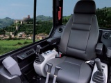 【安全驾驶室】符合世界标准（TOPS /ROPS ）的安全驾驶室，保护机手安全。航空式豪华座椅，抗疲劳，带给您更舒适的驾驶体验。