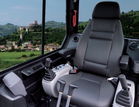【安全駕駛室】符合世界標準（TOPS /ROPS ）的安全駕駛室，保護機手安全。航空式豪華座椅，抗疲勞，帶給您更舒適的駕駛體驗。