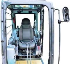 【豪华安全驾驶室】使用翻车和落物保护装置（ROPS&FOPS），确保安全。在驾驶室底座安装了减震器，创造出舒适的乘坐环境。