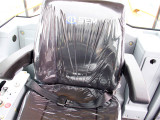 【座椅】机械式可调高靠背悬浮式大座椅，更加舒适。