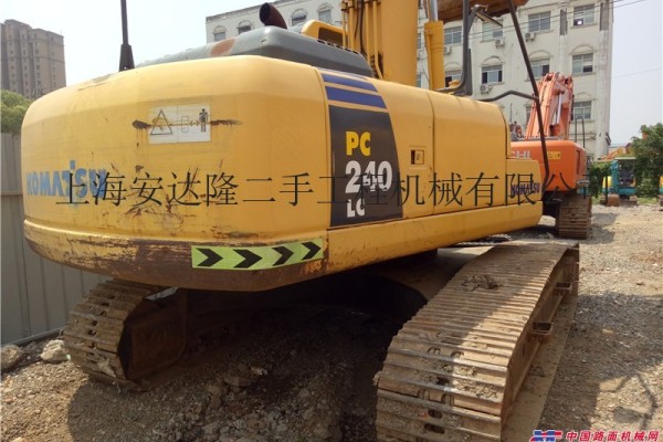 重庆二手挖掘机市场直销，成都二手小松220-8、240、360-7等特价包送