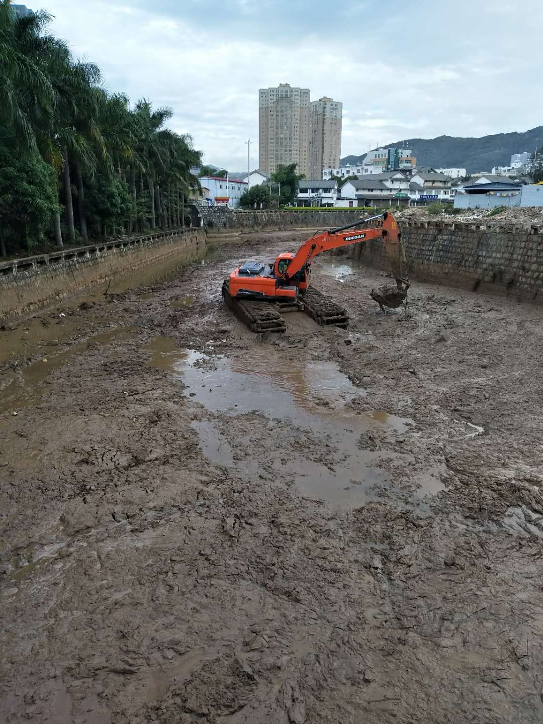 水上船挖机出租价格表