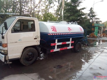 供应厂家直销洒水车可定制上装质保一年