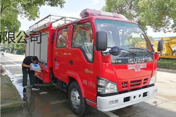 國五標準慶鈴五十鈴的水罐消防車
