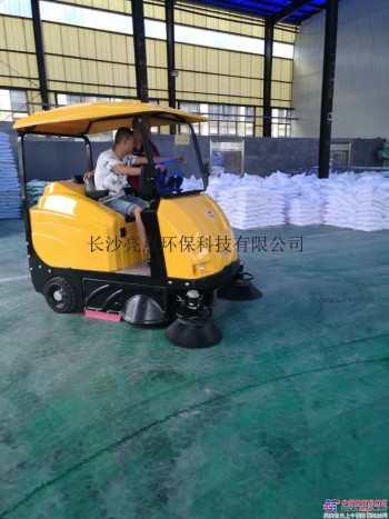 供應湖南工業車輛掃地車的日常維護小知識