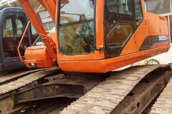 二手挖掘机交易市场国产斗山220中型二手挖掘机价格及联系电话