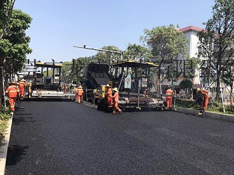 东莞沥青路面施工队-出租摊铺机