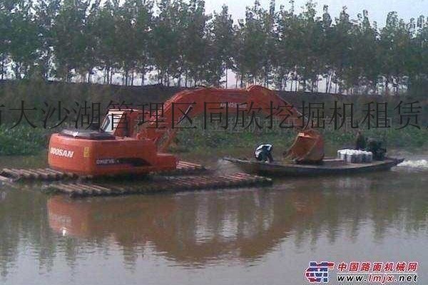 出租鬥山215-9C挖掘機水上挖機出租租賃水上挖掘機真正實現水上漂