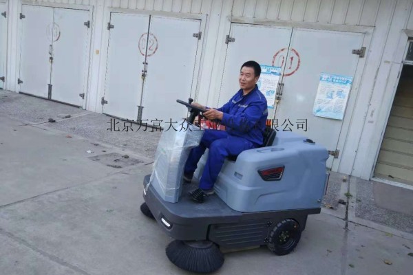 北京掃地車SD1400物業小型道路掃地車廠家供應