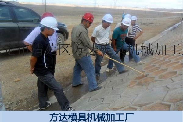 供应江苏水泥预制高速公路和护坡模具价格-方达模具厂