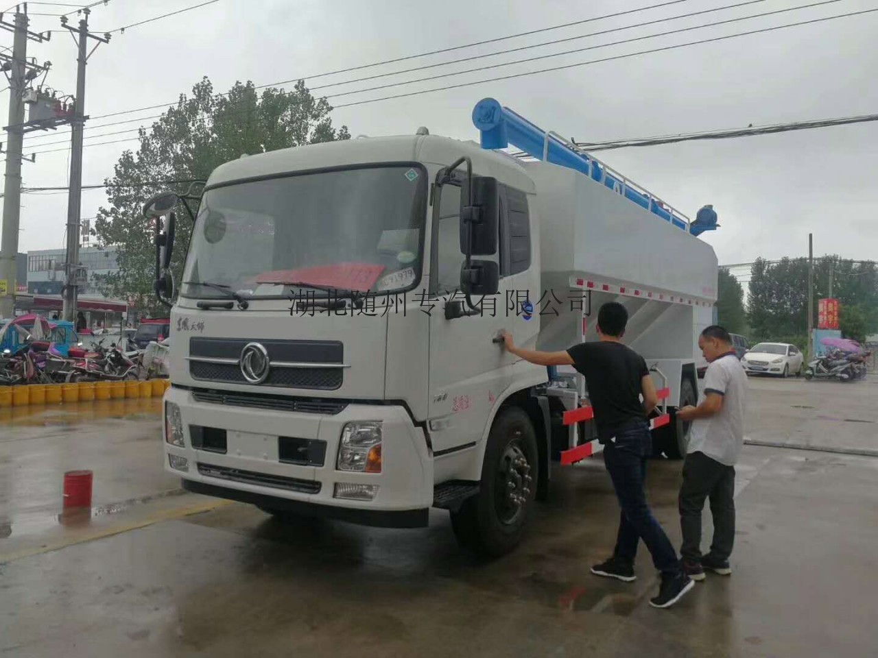 重庆东风散装饲料运输车厂家直销价格优惠