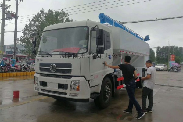 重慶東風散裝飼料運輸車廠家直銷價格優惠