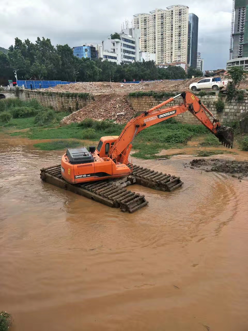 水陆两用挖掘机出租 水陆挖掘机租赁 河道淤泥清理方案