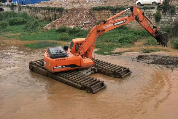 水陸兩用挖掘機出租 水陸挖掘機租賃 河道淤泥清理方案