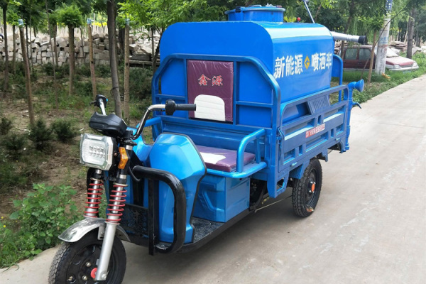 山東泰安2噸小型電動三輪灑水車，企業施工、公園綠化灑水車