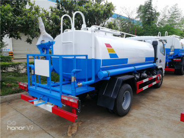 河南专业厂家洒水车_绿化喷洒车_道路冲洗车。多少钱一辆？全国包送，