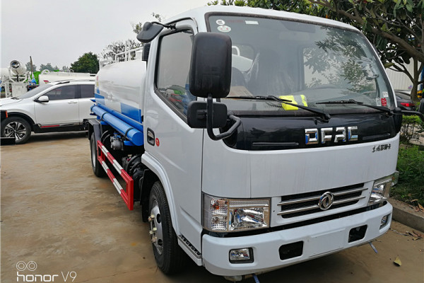 云南专业厂家洒水车_绿化喷洒车_道路冲洗车。多少钱一辆？可按揭分期购车。
