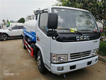 雲南專業廠家灑水車_綠化噴灑車_道路衝洗車。多少錢一輛？可按揭分期購車。