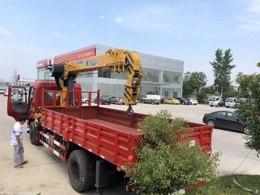 东风D913驾驶室徐工8吨随车吊