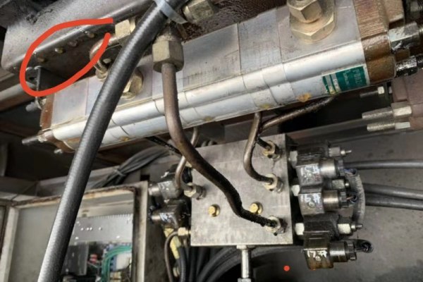 维修液压设备漏油丨大型四柱机维修丨专业维修废纸打包机