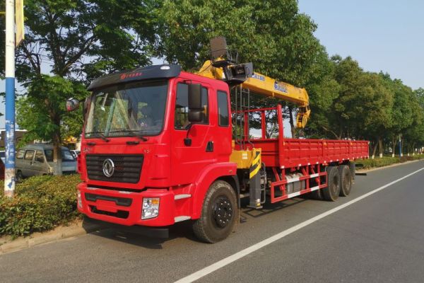 河南徐工隨車吊哪裏便宜，洛陽12噸隨車吊哪裏好，洛陽後八輪隨車吊廠家直銷