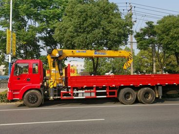 湖南徐工隨車吊哪裏便宜，長沙12噸隨車吊哪裏好，湖北後八輪隨車吊廠家直銷