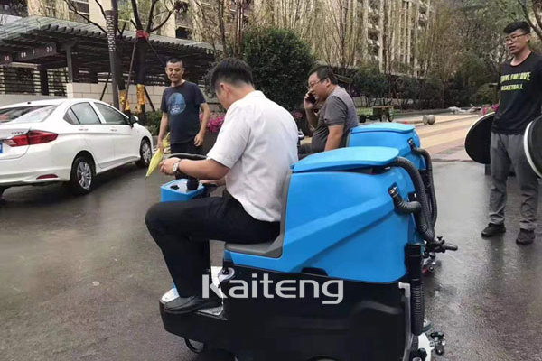 供應凱騰KTX60周口電瓶式洗地機廠家 河南凱騰商場超市洗地機