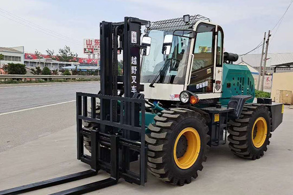 供應萊冠重工5噸越野叉車A河北5噸越野叉車參數A5越野叉車直銷廠