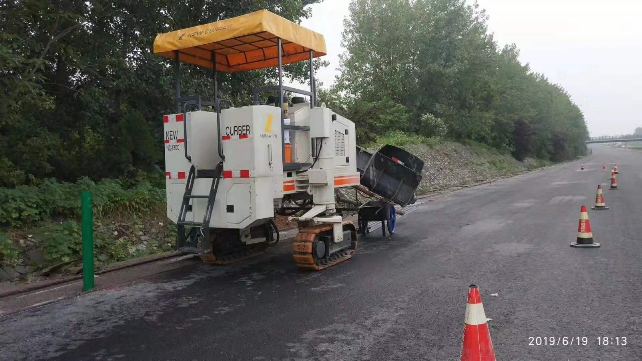 供应新路缘多功能NC1300混凝土路缘成型机-混凝土滑模摊铺机-路缘石滑模机